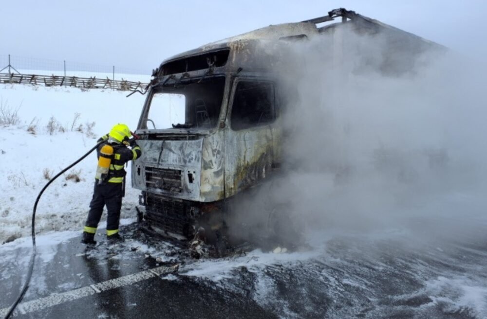 Požiar kamiónu skomplikoval dopravu na R4 v smere od Šebastoviec na Milhosť, zasahovali hasiči aj polícia – FOTO
