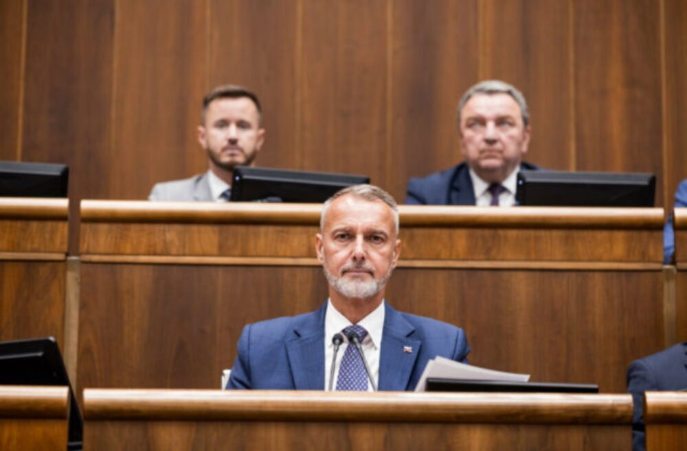 Raši stanovil pre rok 2026 iba päť schôdzí parlamentu. Zamestnanci sa potrebujú venovať rodinám, tvrdí Hlas