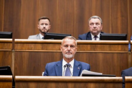 Šetriť musí podľa Rašiho aj štát, poslancom zrušil vreckové na zahraničné cesty – VIDEO