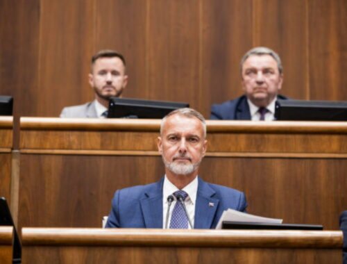 Šetriť musí podľa Rašiho aj štát, poslancom zrušil vreckové na zahraničné cesty – VIDEO