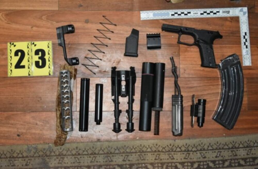 Dom v Trebišovskom okrese ukrýval množstvo nelegálnych zbraní, polícia stíha 65-ročného muža