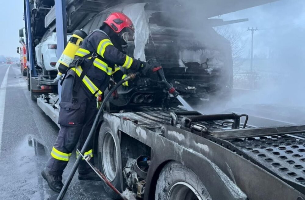 Horel kamión prevážajúci vozidlá, škoda bola predbežne vyčíslená na 150-tisíc eur – FOTO