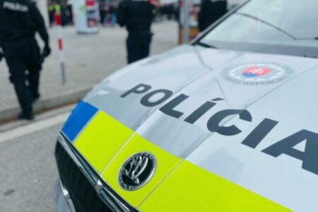 Súdna pitva potvrdila násilnú smrť 35 ročnej ženy, z vraždy obvinili jej manžela