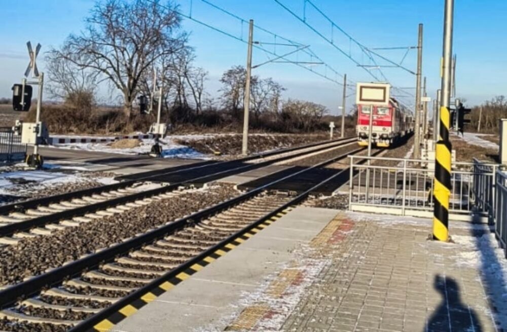 65208_zrazka-vlako2.jpg Tragédia na železničnej zastávke Jatov. Žena po zrážke s vlakom utrpela zranenia nezlučiteľné so životom