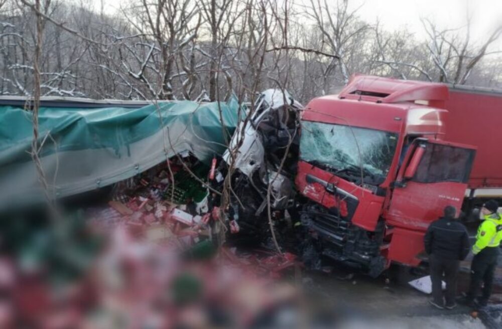 Zrážka kamiónov medzi Krupinou a Zvolenom si vyžiadala dočasné uzatvorenie cesty – FOTO