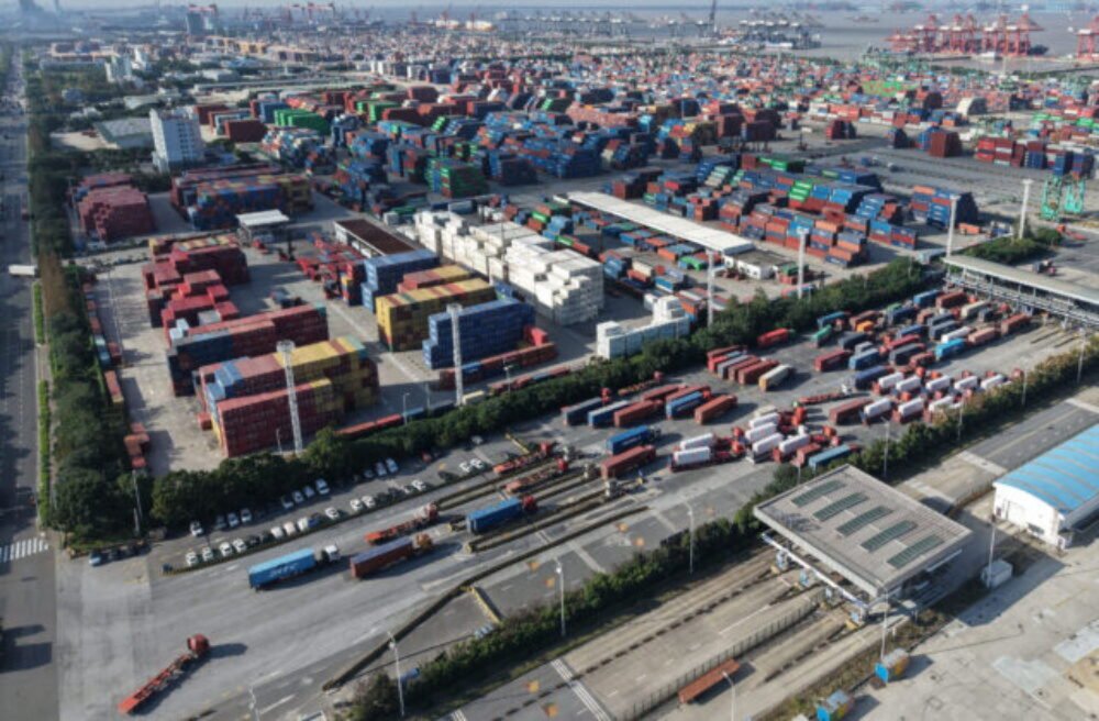 Čínsky obchodný prebytok vlani medziročne vzrástol na rekordných 1,2 bilióna dolárov