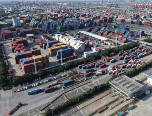 Čínsky obchodný prebytok vlani medziročne vzrástol na rekordných 1,2 bilióna dolárov