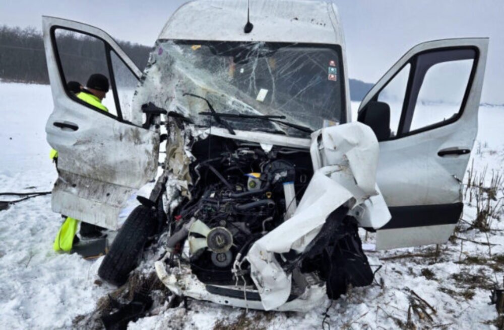 Vážna nehoda na železničnom priecestí, vodič dodávky skončil s ťažkými zraneniami v nemocnici – FOTO