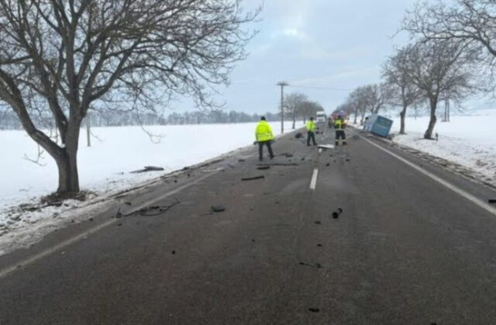Vodička Peugeotu skončila po zrážke s autobusom v nemocnici, nehoda sa stala Diviackej Novej Vsi