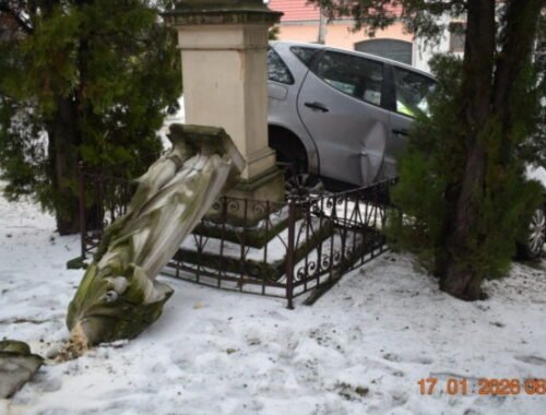 Mladý vodič zišiel v Boleráze z cesty, doplatila na to socha svätého Rochusa – FOTO