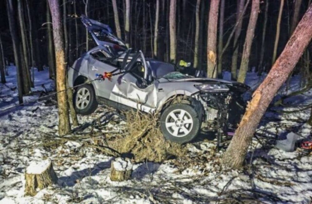 Tragická dopravná nehoda si vyžiadala život 79-ročného vodiča, vozidlo ostalo zakliesnené medzi stromami