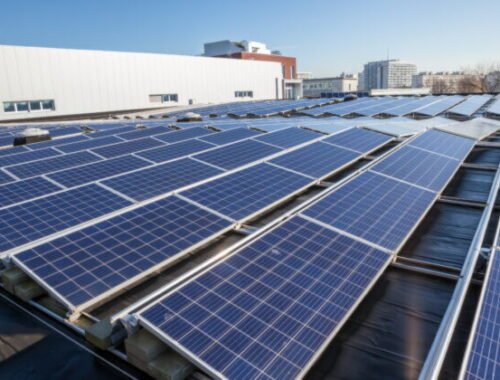 Firmy s inštalovanou fotovoltikou musia v roku 2026 platiť spotrebnú daň, aj keď elektrinu nepredávajú ďalej