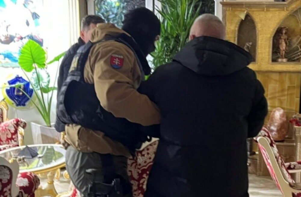 Národná protidrogová jednotka vykonáva rozsiahlu policajnú akciu, zasahuje na území mesta Pezinok