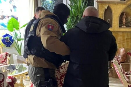 Národná protidrogová jednotka vykonáva rozsiahlu policajnú akciu, zasahuje na území mesta Pezinok