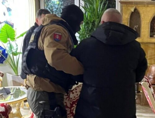 Národná protidrogová jednotka vykonáva rozsiahlu policajnú akciu, zasahuje na území mesta Pezinok