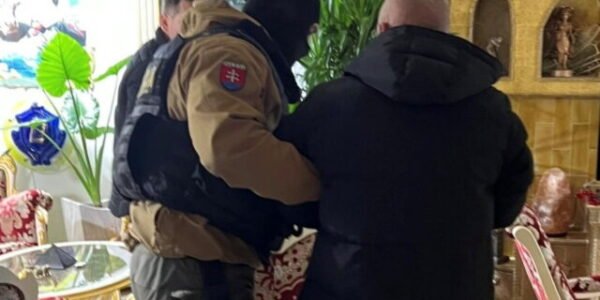 Národná protidrogová jednotka vykonáva rozsiahlu policajnú akciu, zasahuje na území mesta Pezinok