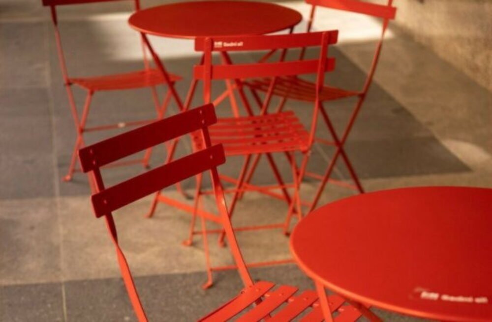 Červené stoličky z projektu Sadni si! sa na jar vrátia do ulíc Bratislavy, zapožičať sa dajú do konca mesiaca – FOTO