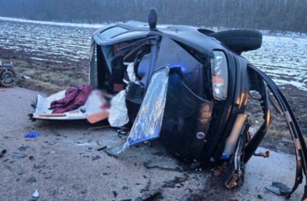 Vodič prešiel do protismeru a čelne narazil, nehoda si vyžiadala ťažko zranených – FOTO