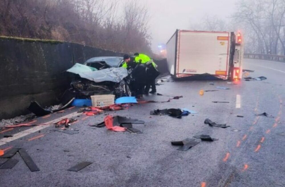 Kamión sa po šmyku zrazil s autom a tlačil ho pred sebou desiatky metrov, následne sa prevrátil na bok