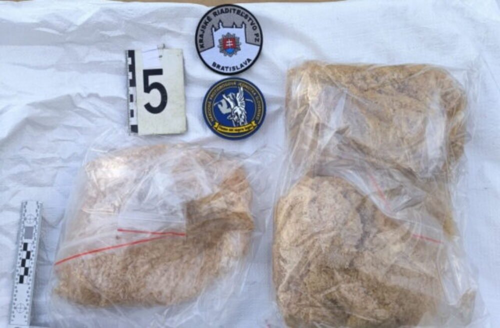 65699_akcia-ba-drogy.jpg Polícia po rozsiahlej protidrogovej akcii obvinila päť osôb. Zaistili kokaín, metamfetamín aj peniaze – FOTO