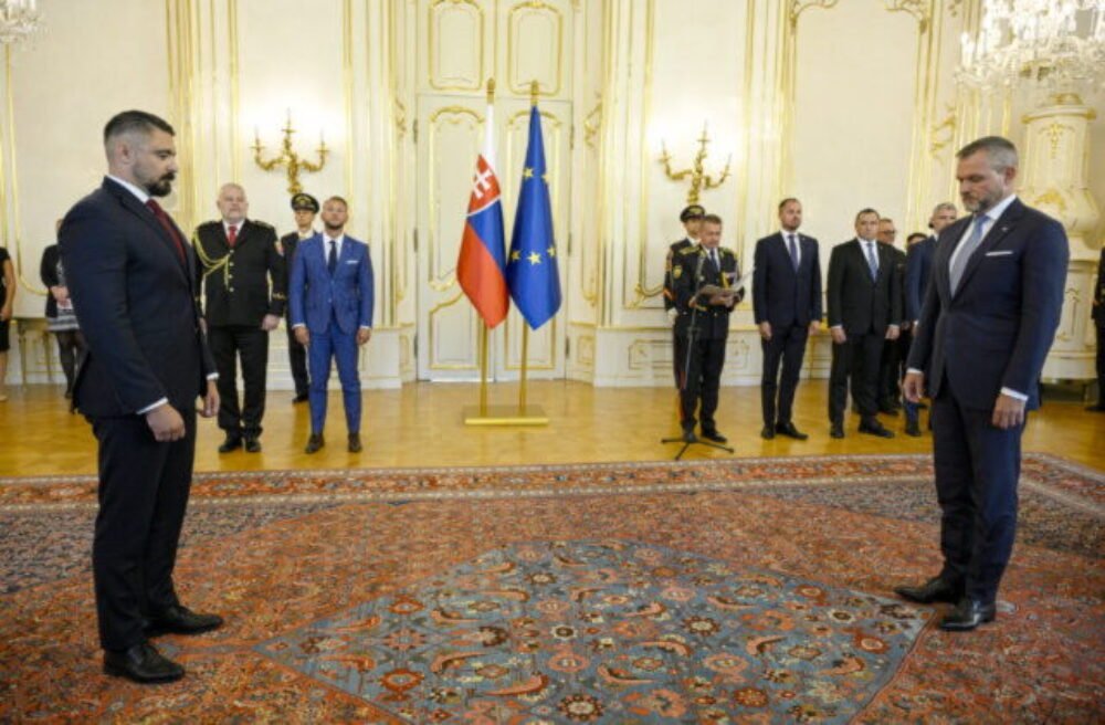 Prezident Pellegrini začal disciplinárne konanie voči šéfovi SIS za autonehodu