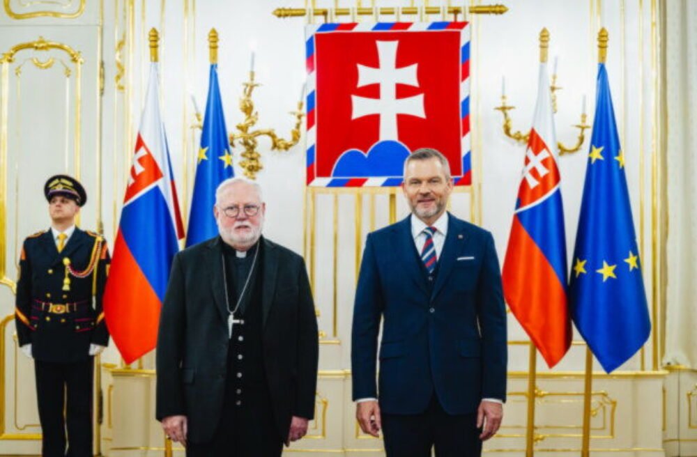 Na Slovensko pricestoval „minister zahraničia“ Vatikánu, prijal ho aj prezident Pellegrini