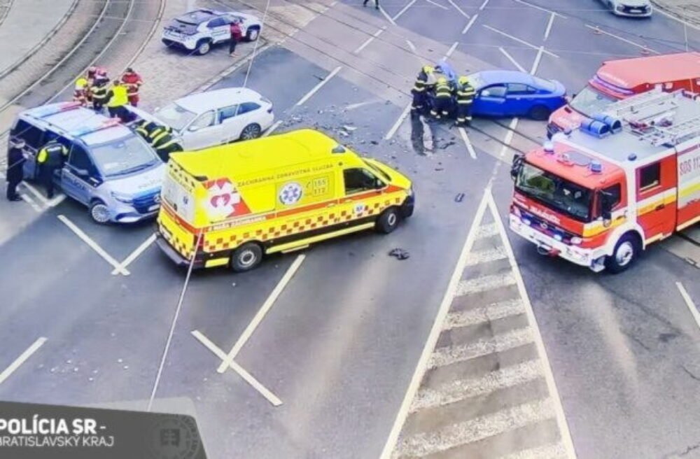 65854_624994075_1209913614669403_1998763259698538034_n-640x420.jpg Nehoda na Trnavskom mýte ochromila dopravu, dve autá po zrážke skončili v koľajisku – FOTO