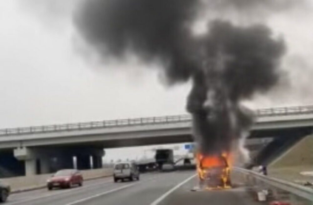 65914_sni-mka-obrazovky-2026-02-04-o-10.15.16-640x420.jpg Na ceste pri Bratislave sa vznietilo auto, polícia vyzývala vodičov k opatrnosti – VIDEO
