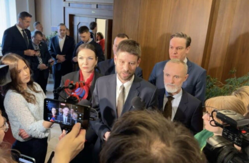 Zasadnutie výborov sa nekonalo. Koalícia prišla no zablokovala diskusiu o zahraničných cestách Fica – VIDEO