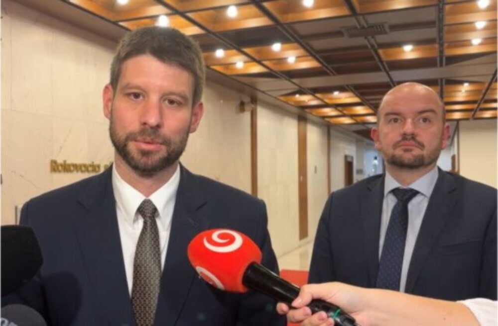 65930_titulka-ps-1-640x420.jpg Rozprava k odvolávaniu vlády sa bude konať v noci, Šimečka hovorí o papalášizme a pohŕdaní – VIDEO