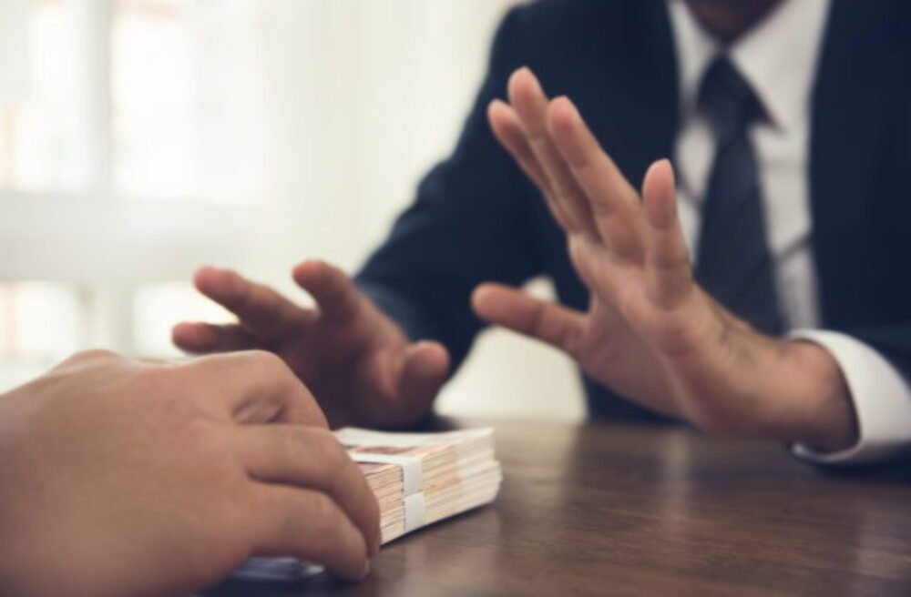 ÚBOK obvinil za korupciu 31 fyzických osôb, boli medzi nimi aj verejní funkcionári