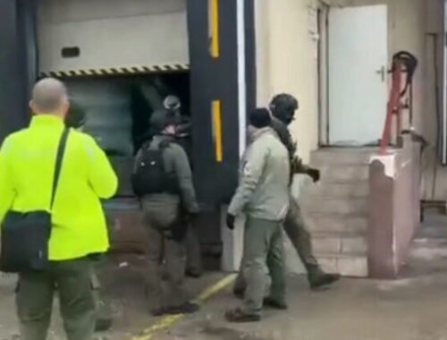 Finančná správa likviduje milión fliaš nezdaneného alkoholu, podnikla tiež kroky voči bývalému vedeniu – VIDEO