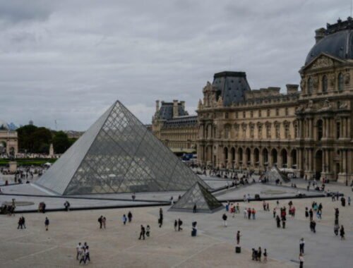 Korunu francúzskej cisárovnej ukradnutú počas vlaňajšej lúpeže v Louvri sa podarí zachrániť