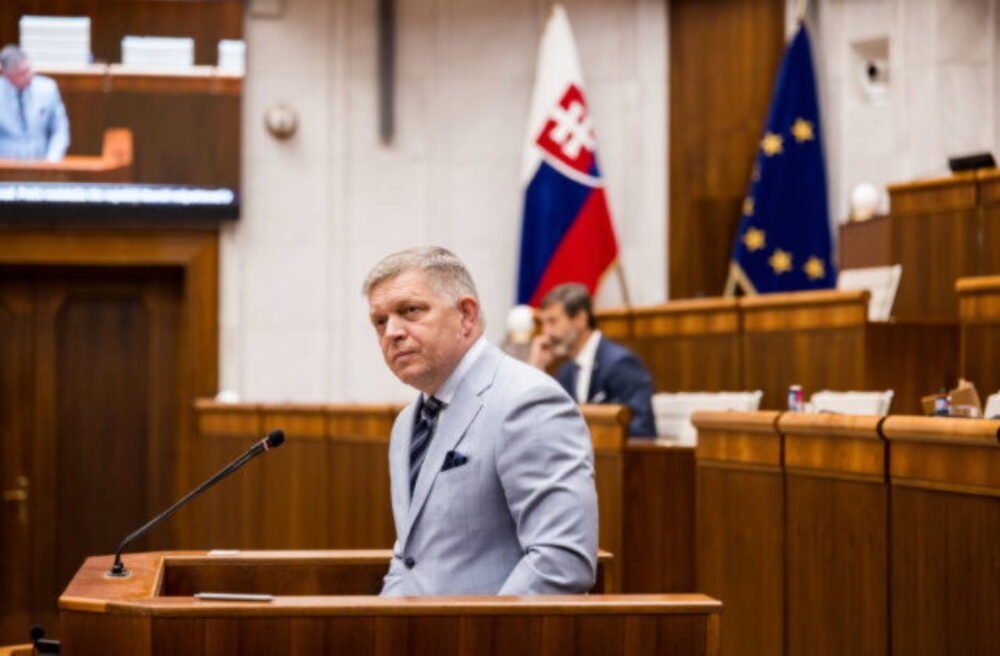 Vládu pri hlasovaní o dôvere podporilo všetkých 79 poslancov, s ktorými koalícia volebné obdobie aj začínala