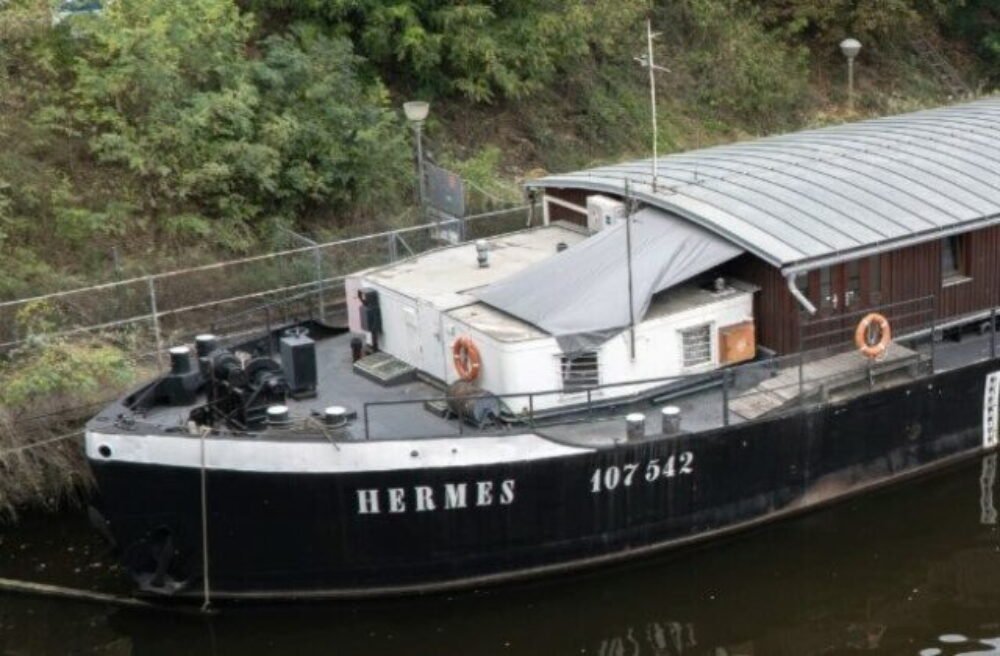 Teplo, sprcha a druhá šanca. Bezdomovci v Prahe nachádzajú útočisko na lodi Hermes