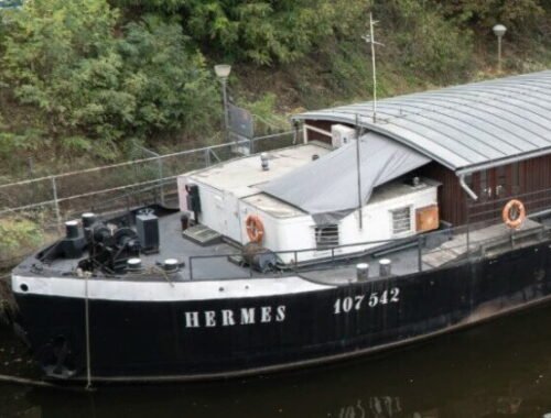 Teplo, sprcha a druhá šanca. Bezdomovci v Prahe nachádzajú útočisko na lodi Hermes