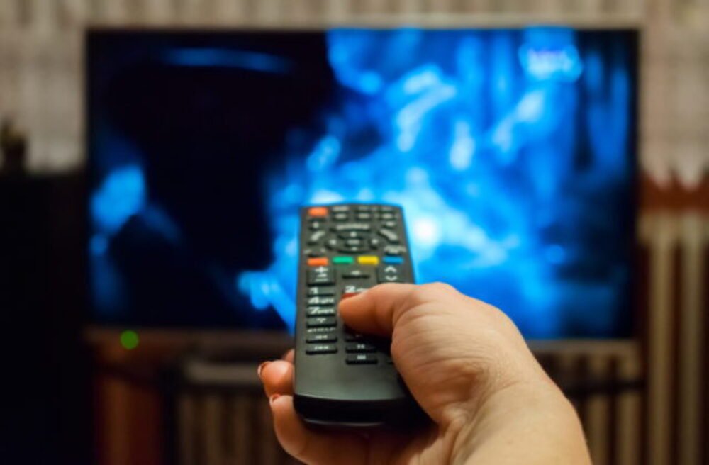 Titulky a audiodeskripcia v televízii už neslúžia len nepočujúcim a nevidiacim, stal sa z nich štandard