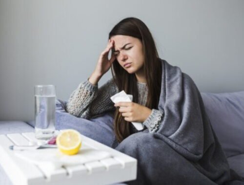 Zatvorené triedy, prázdne čakárne, zákaz návštev, superchrípka je tu v plnej sile, takto sa ochránite bez paniky