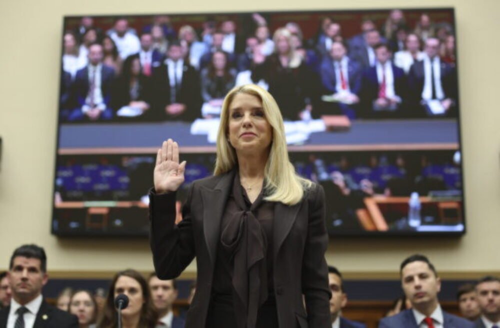 Demokrati obvinili ministerku spravodlivosti Pam Bondiovú z krytia dokumentov Jeffreyho Epsteina