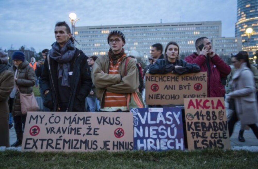66246_4o8a6278-640x420.jpg Slováci nesúhlasia so znižovaním trestov za extrémizmus, prekvapivý je postoj voličov hnutia Republika
