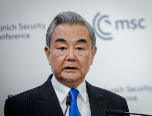 Čínsky minister zahraničia vyzval Kanadu, aby spolupracovali a zabránili USA v zasahovaní do ich záležitostí