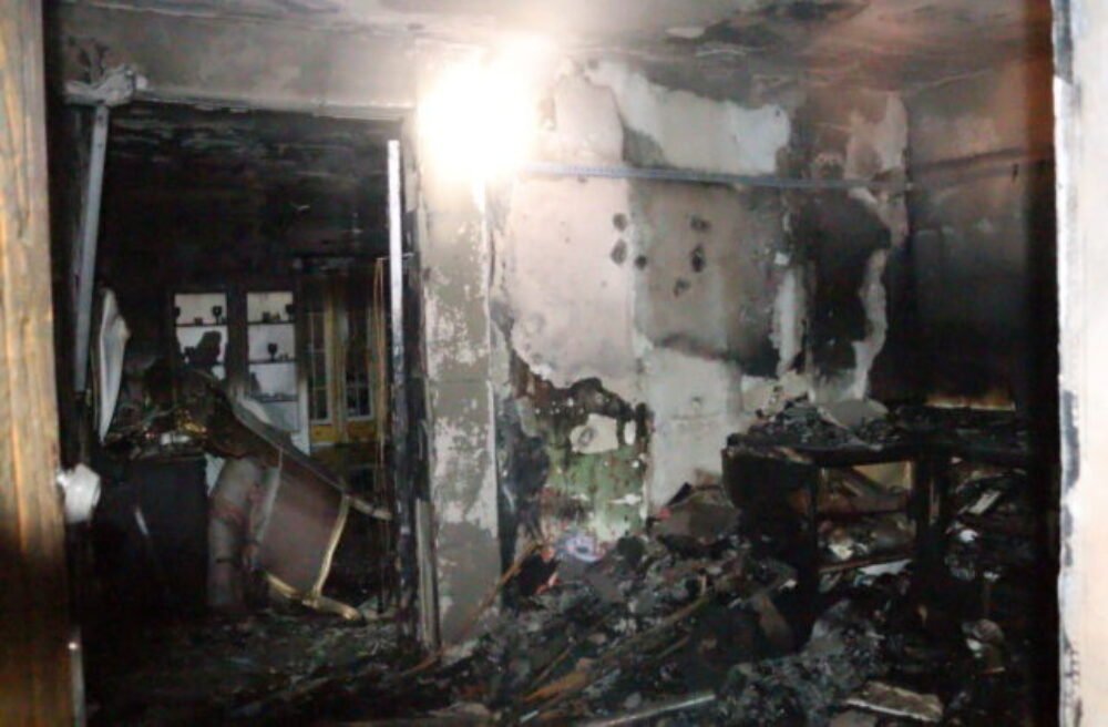 66444_poziar-lemesany2.jpg Požiar bytovky v Lemešanoch spôsobil predbežnú škodu za 80-tisíc eur, obyvatelia museli stráviť noc v kultúrnom dome – FOTO