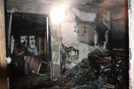 Požiar bytovky v Lemešanoch spôsobil predbežnú škodu za 80-tisíc eur, obyvatelia museli stráviť noc v kultúrnom dome – FOTO