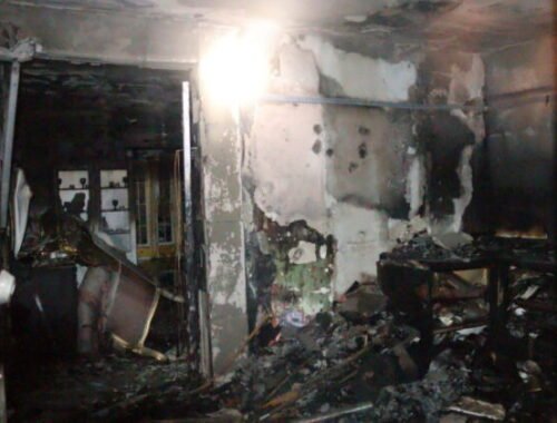 Požiar bytovky v Lemešanoch spôsobil predbežnú škodu za 80-tisíc eur, obyvatelia museli stráviť noc v kultúrnom dome – FOTO