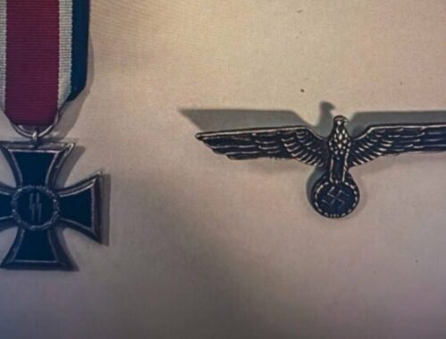 Počas colnej kontroly našli u 57-ročného muža nacistické symboly, hrozia mu dva roky vo väzení