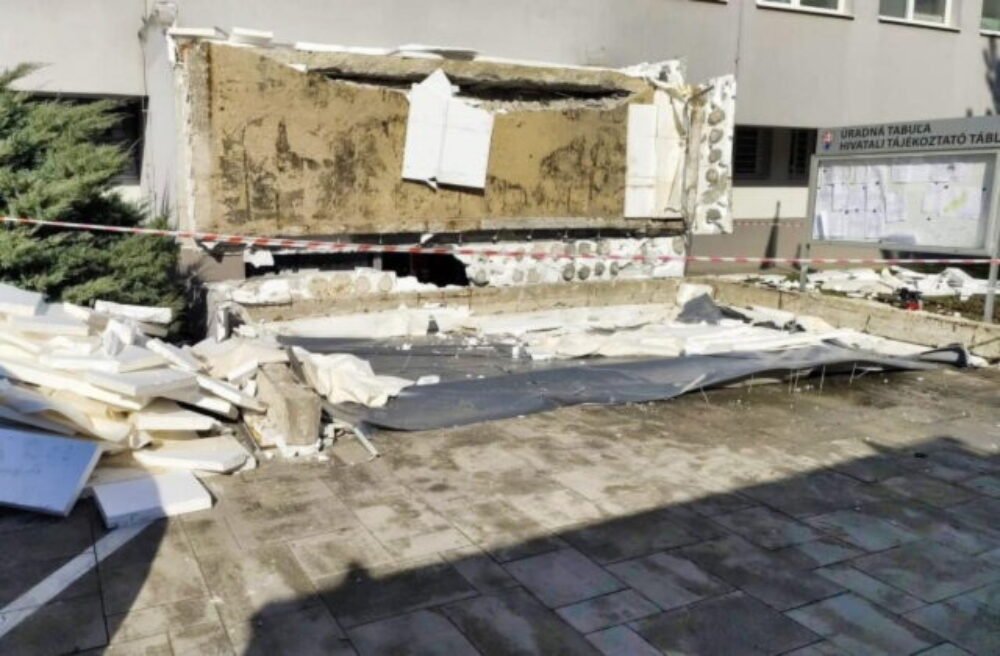 66577_tragedia-komarno-klientske-centrum2.jpg Tragédia v Komárne: Pád strechy v Klientskom centre neprežila jedna osoba, na miesto smeruje aj Šutaj Eštok – FOTO