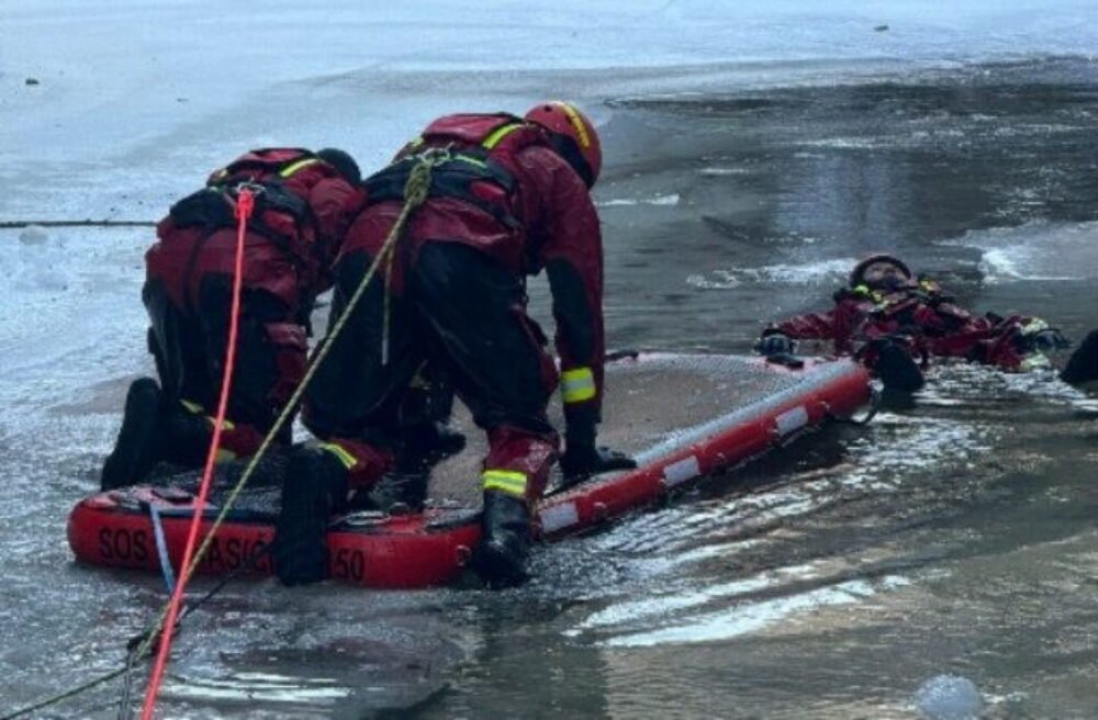 66586_hasici-e1772015133811-640x420.jpg Záchranná akcia na Bukovci. Osoba sa po skoku do nádrže nevynorila, hasiči pátrajú pod ľadom – FOTO