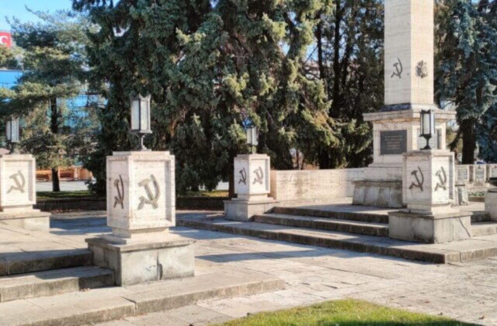 66589_img20241121103628-640x420.jpg V Košiciach si pripomenuli výročie vypuknutia vojny na Ukrajine pri pomníku na Námestí osloboditeľov, podujatie však vyvolalo kritiku – VIDEO