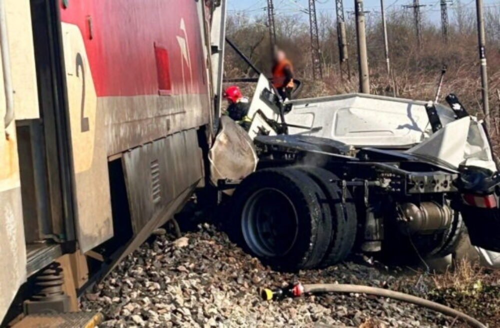 66626_vlak-kamion2.jpg Zrážka vlaku s nákladiakom v Nových Zámkoch: Po náraze vypukol požiar, vodič kamiónu zahynul – FOTO