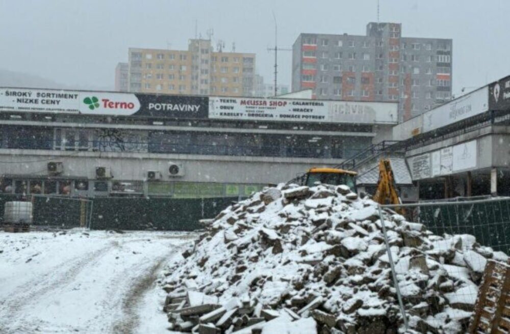 Bratislava modernizuje ďalšiu lokalitu. V Dúbravke pribudnú dažďové záhrady aj nové osvetlenie – FOTO